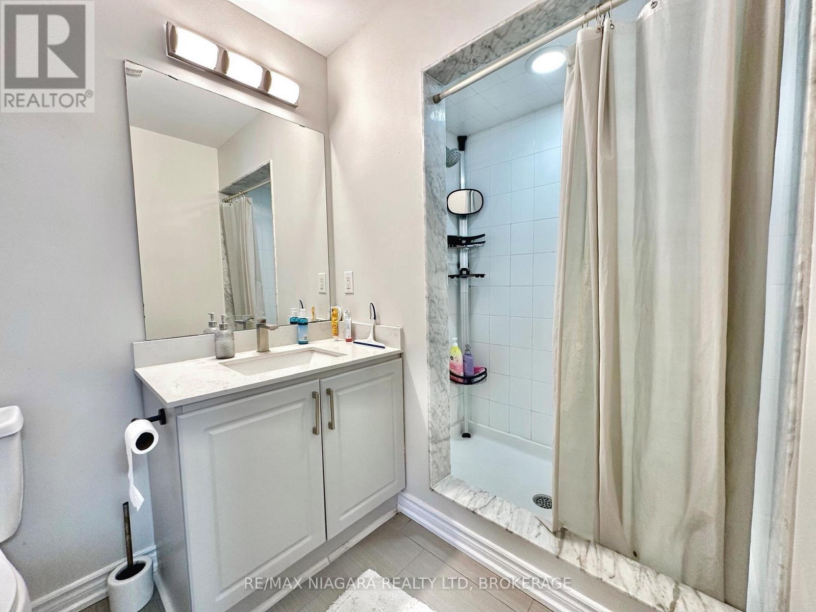 Sheraz Ahmad Re/Max Niagara 905-414-3884 - 7790 Buckeye Crescent, Niagara Falls (Brown), ON - Indoor Photo Showing Bathroom