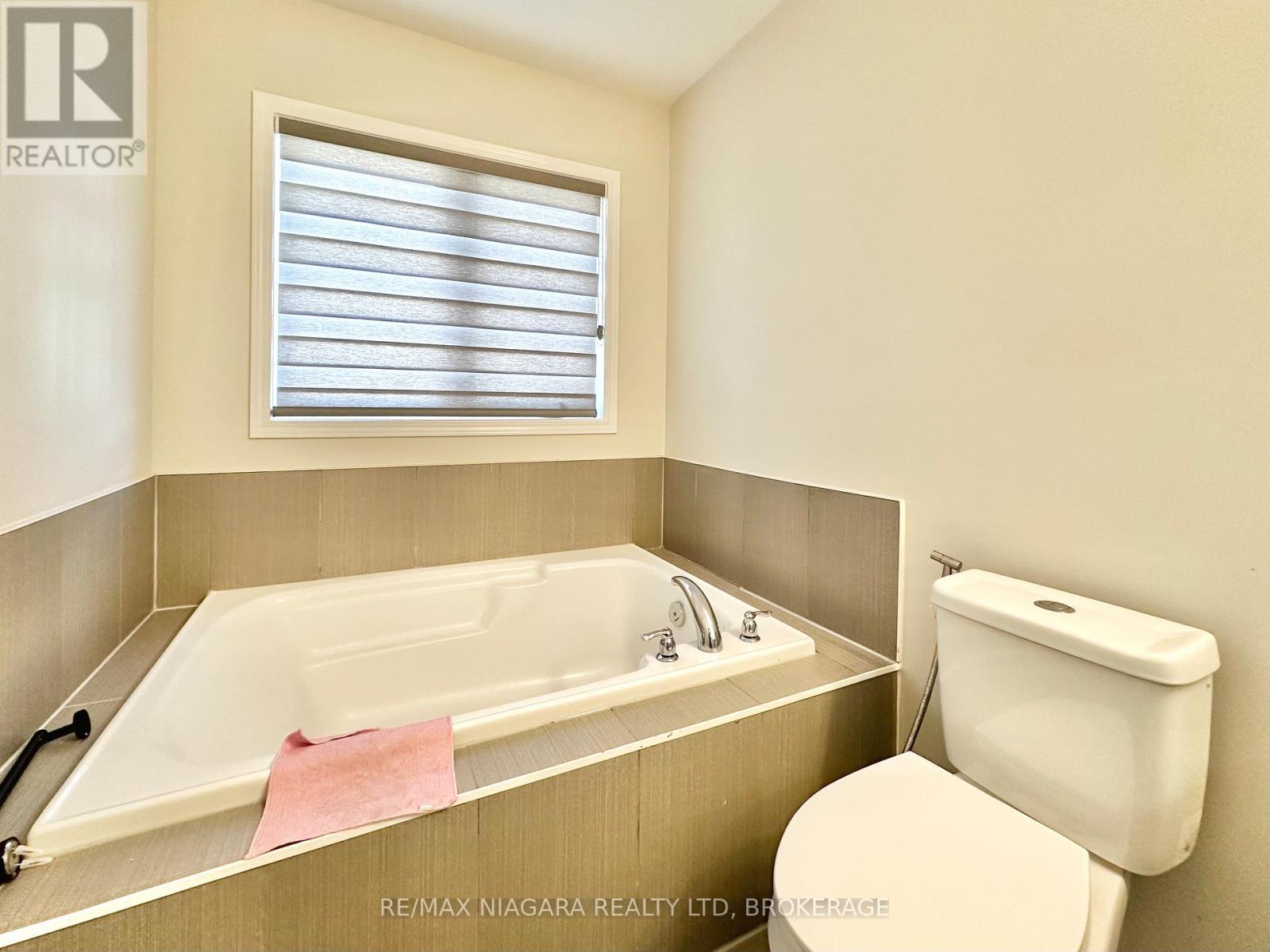 Sheraz Ahmad Re/Max Niagara 905-414-3884 - 7790 Buckeye Crescent, Niagara Falls (Brown), ON - Indoor Photo Showing Bathroom