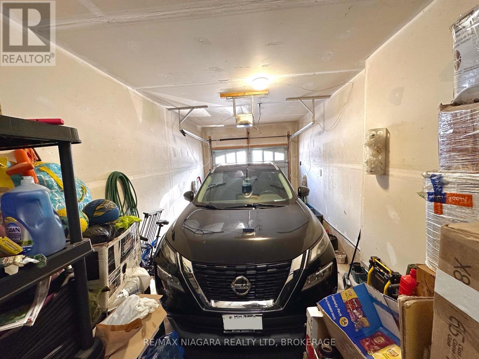 Sheraz Ahmad Re/Max Niagara 905-414-3884 - 7790 Buckeye Crescent, Niagara Falls (Brown), ON - Indoor Photo Showing Garage