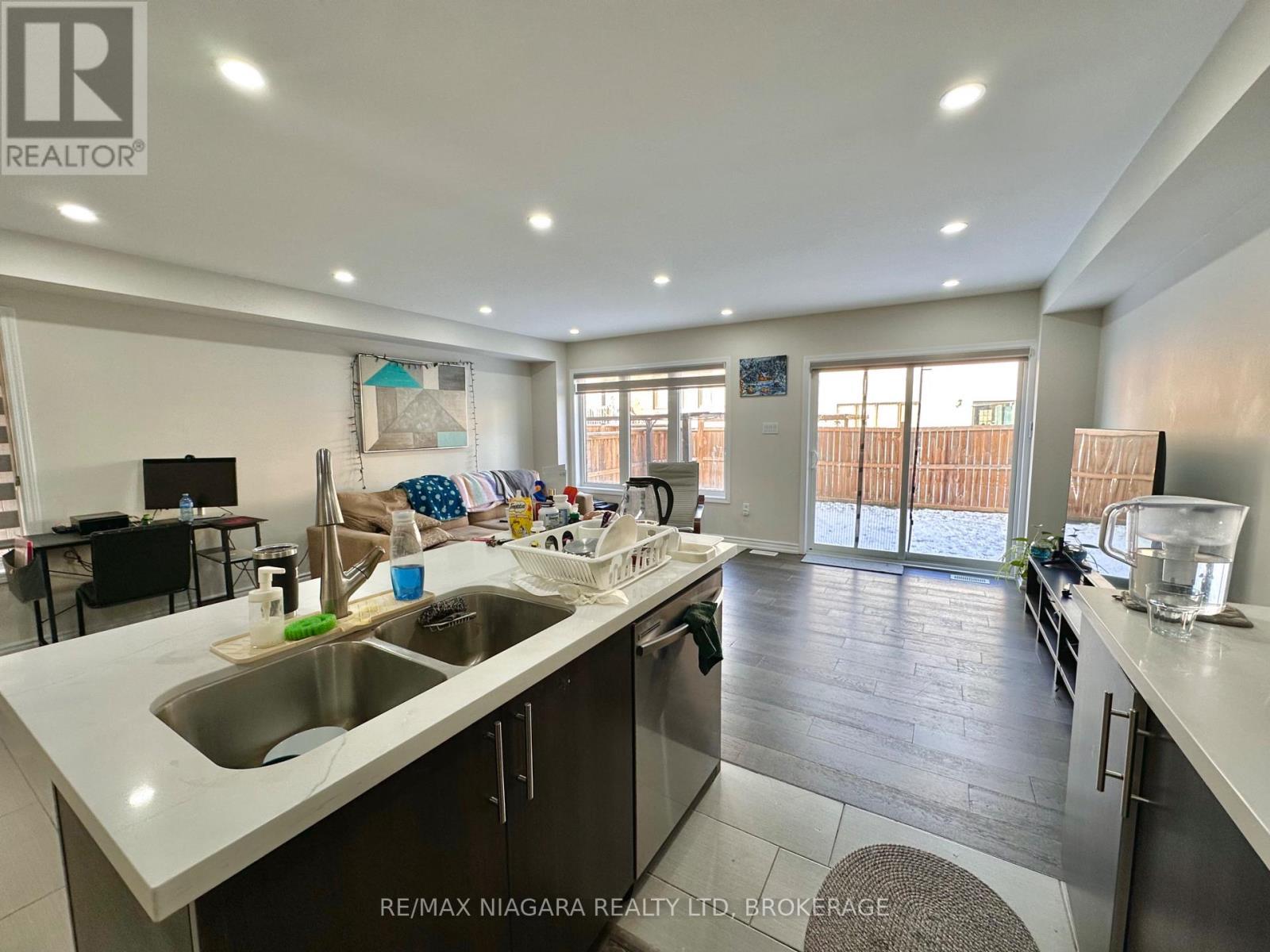 Sheraz Ahmad Re/Max Niagara 905-414-3884 - 7790 Buckeye Crescent, Niagara Falls (Brown), ON - Indoor Photo Showing Kitchen With Double Sink