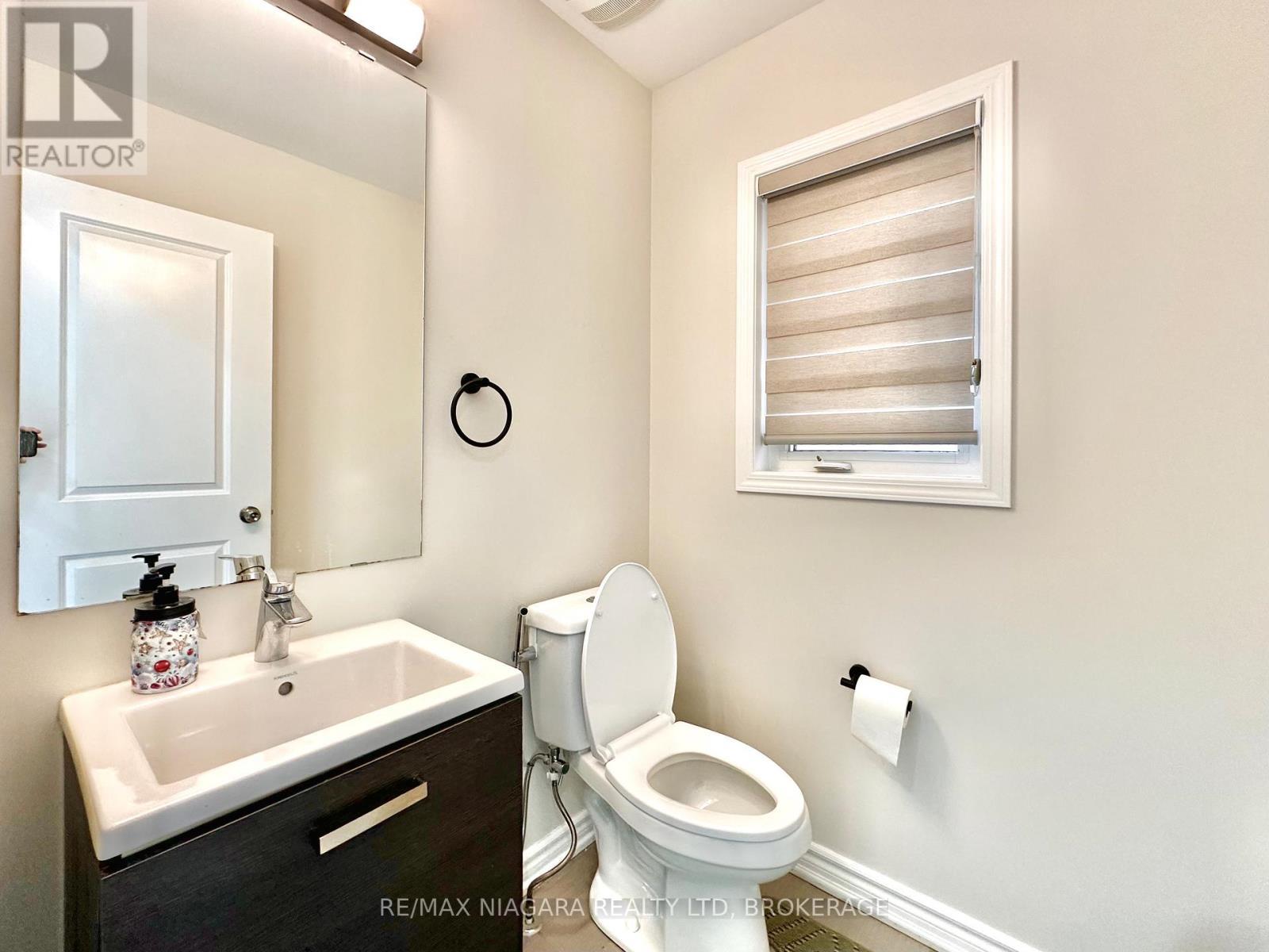 Sheraz Ahmad Re/Max Niagara 905-414-3884 - 7790 Buckeye Crescent, Niagara Falls (Brown), ON - Indoor Photo Showing Bathroom