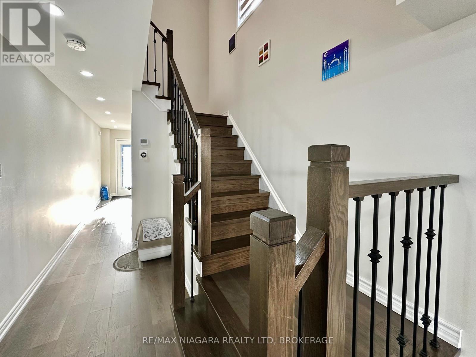 Sheraz Ahmad Re/Max Niagara 905-414-3884 - 7790 Buckeye Crescent, Niagara Falls (Brown), ON - Indoor Photo Showing Other Room