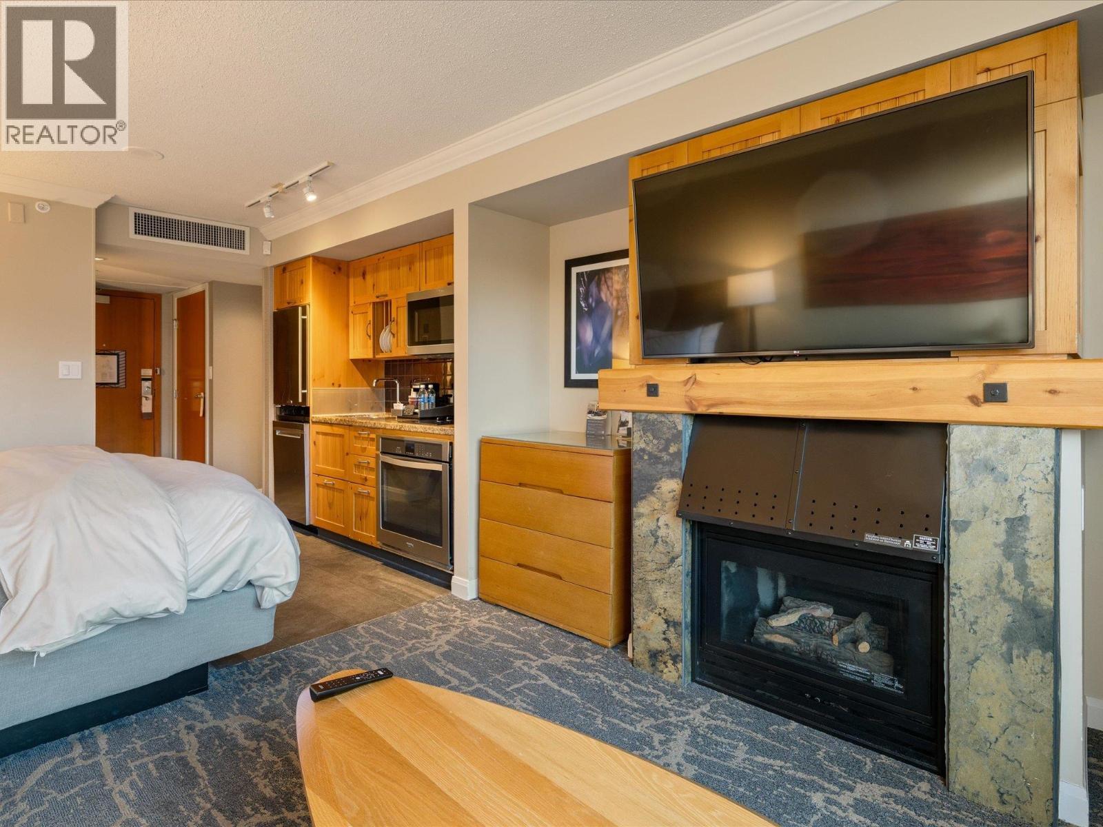855 4090 Whistler Way, Whistler, BC - Indoor Photo Showing Living Room With Fireplace