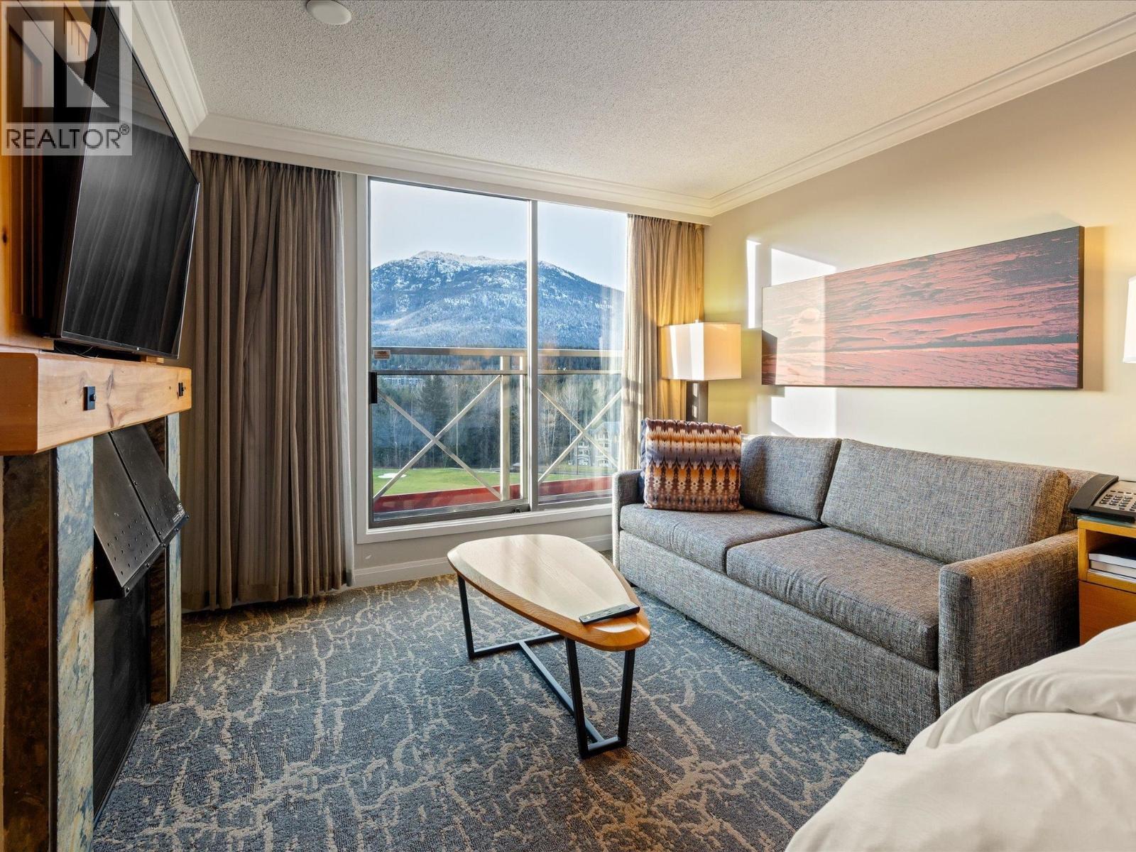 855 4090 Whistler Way, Whistler, BC - Indoor Photo Showing Living Room