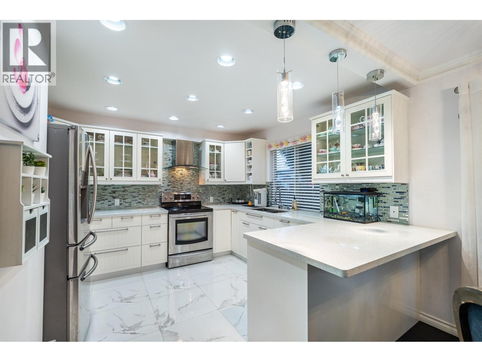 887 Riverside Drive, Port Coquitlam, BC - Indoor Photo Showing Kitchen With Upgraded Kitchen