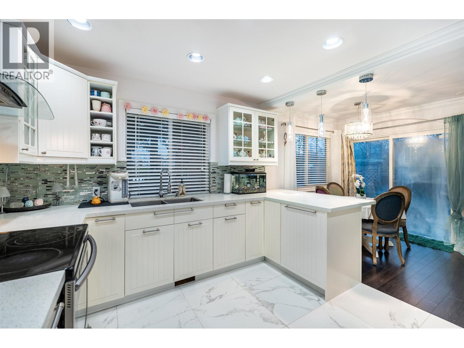 887 Riverside Drive, Port Coquitlam, BC - Indoor Photo Showing Kitchen