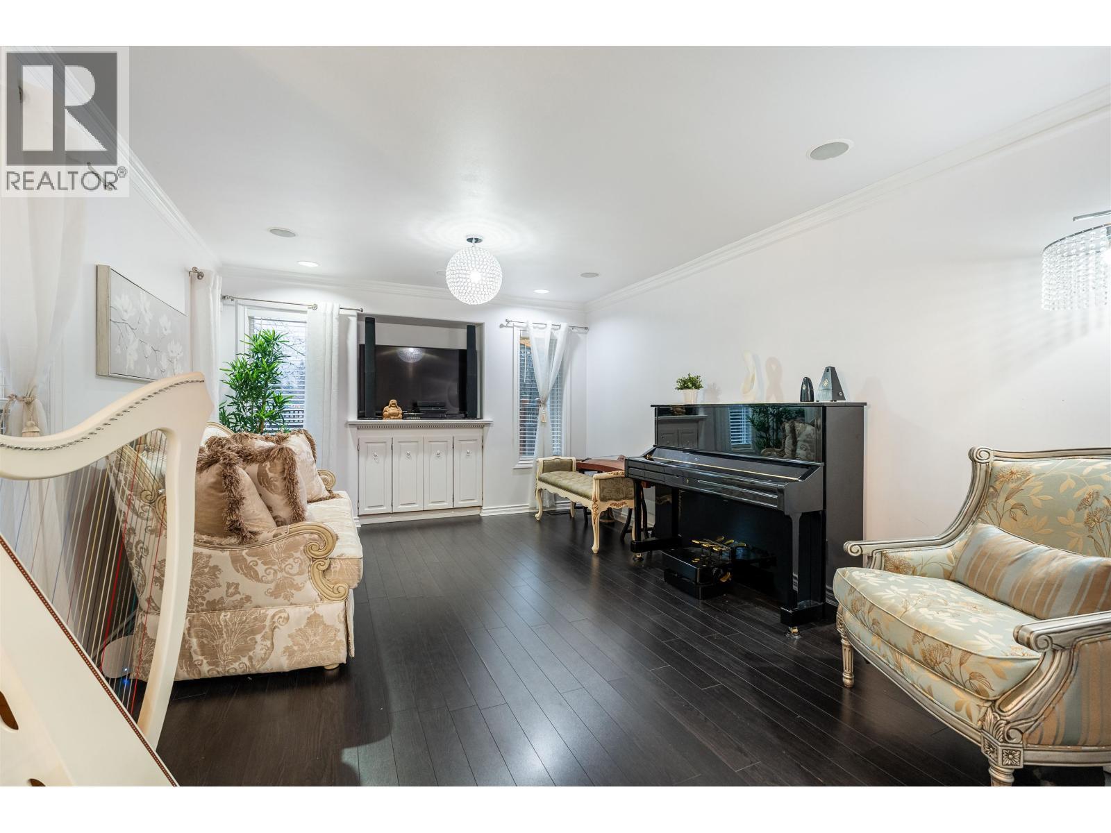 887 Riverside Drive, Port Coquitlam, BC - Indoor Photo Showing Living Room
