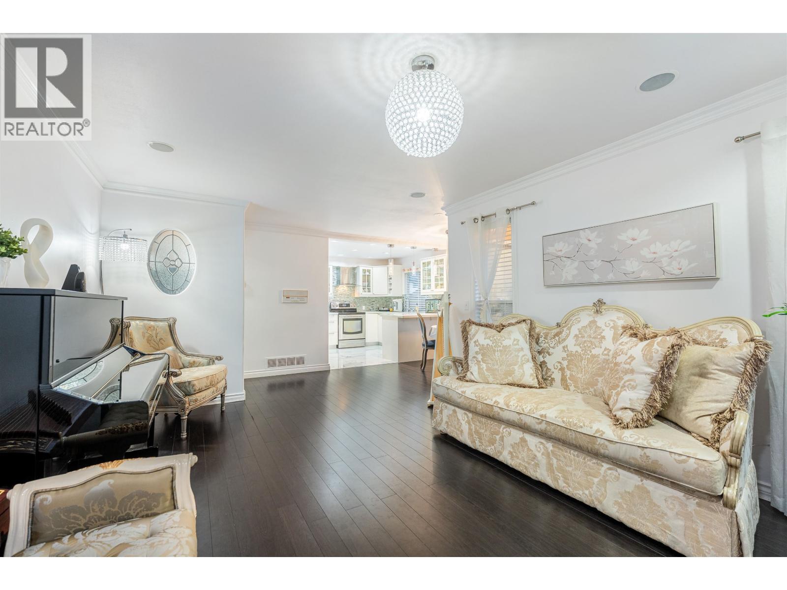 887 Riverside Drive, Port Coquitlam, BC - Indoor Photo Showing Living Room
