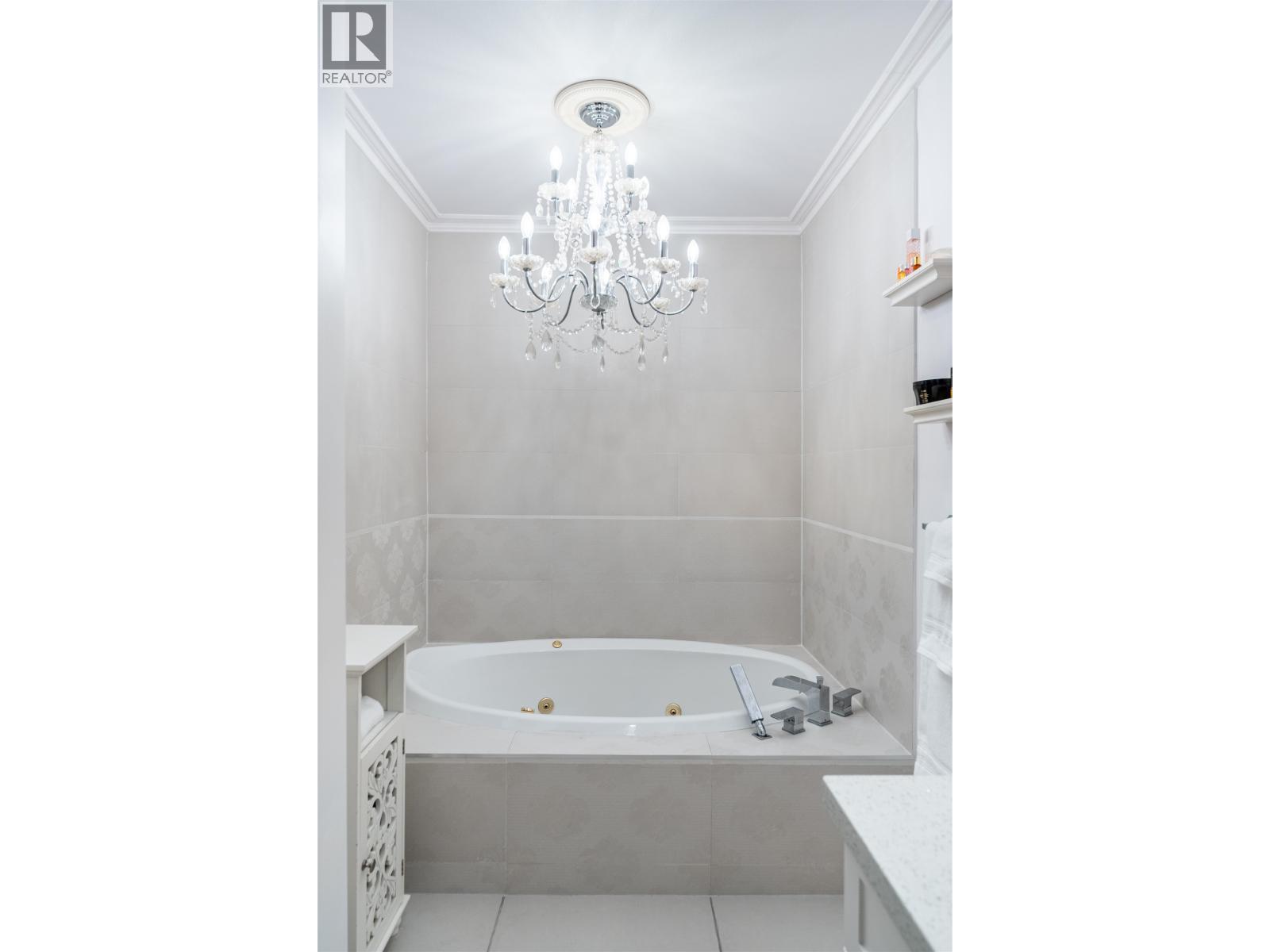 887 Riverside Drive, Port Coquitlam, BC - Indoor Photo Showing Bathroom