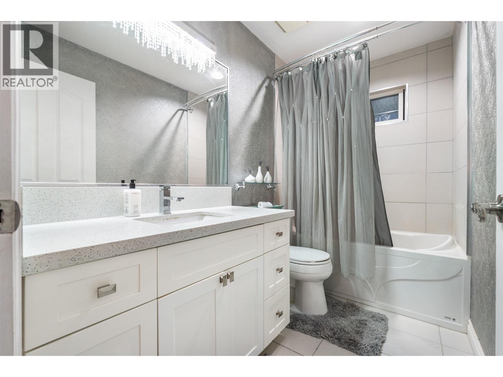 887 Riverside Drive, Port Coquitlam, BC - Indoor Photo Showing Bathroom