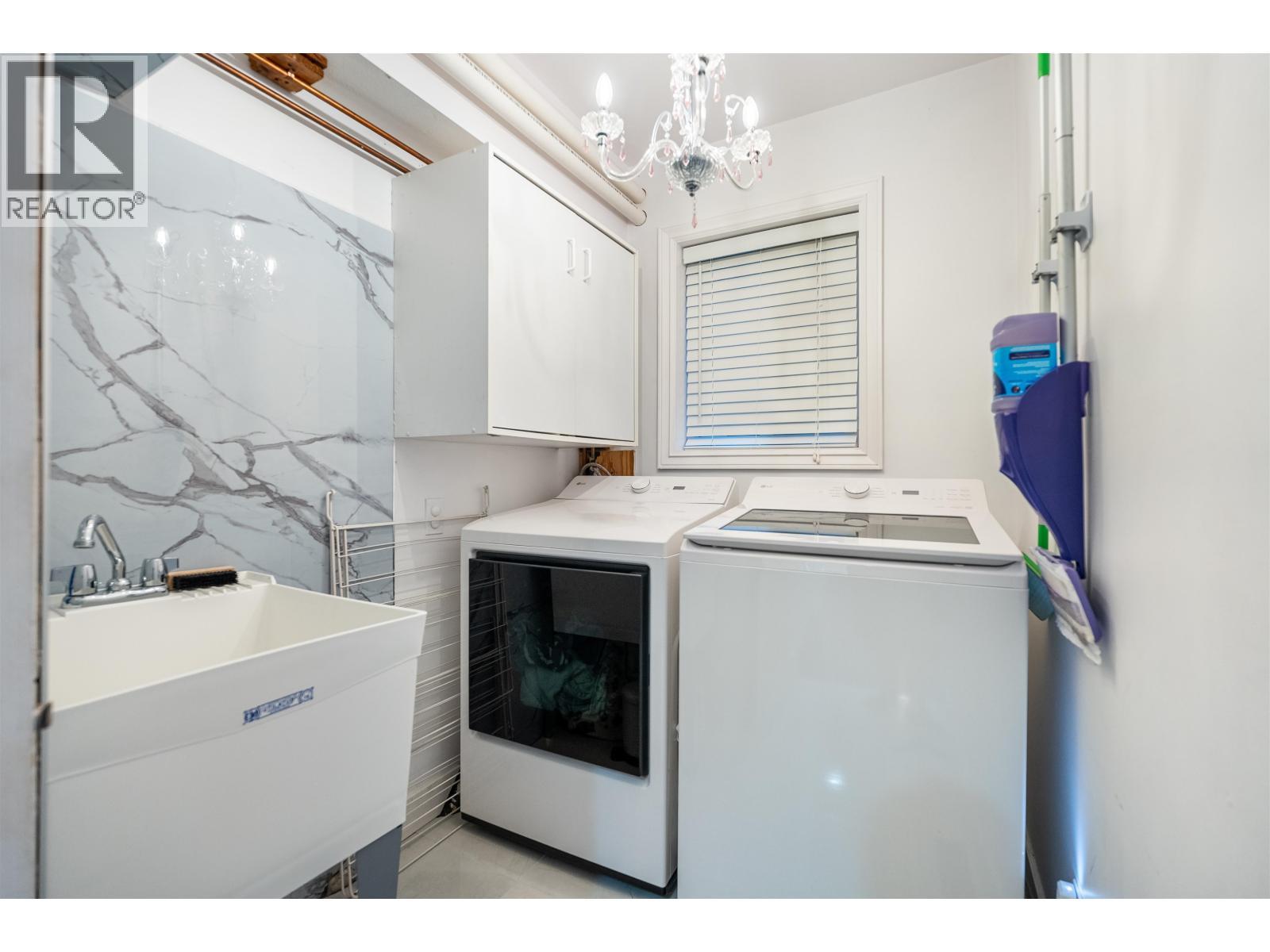 887 Riverside Drive, Port Coquitlam, BC - Indoor Photo Showing Laundry Room
