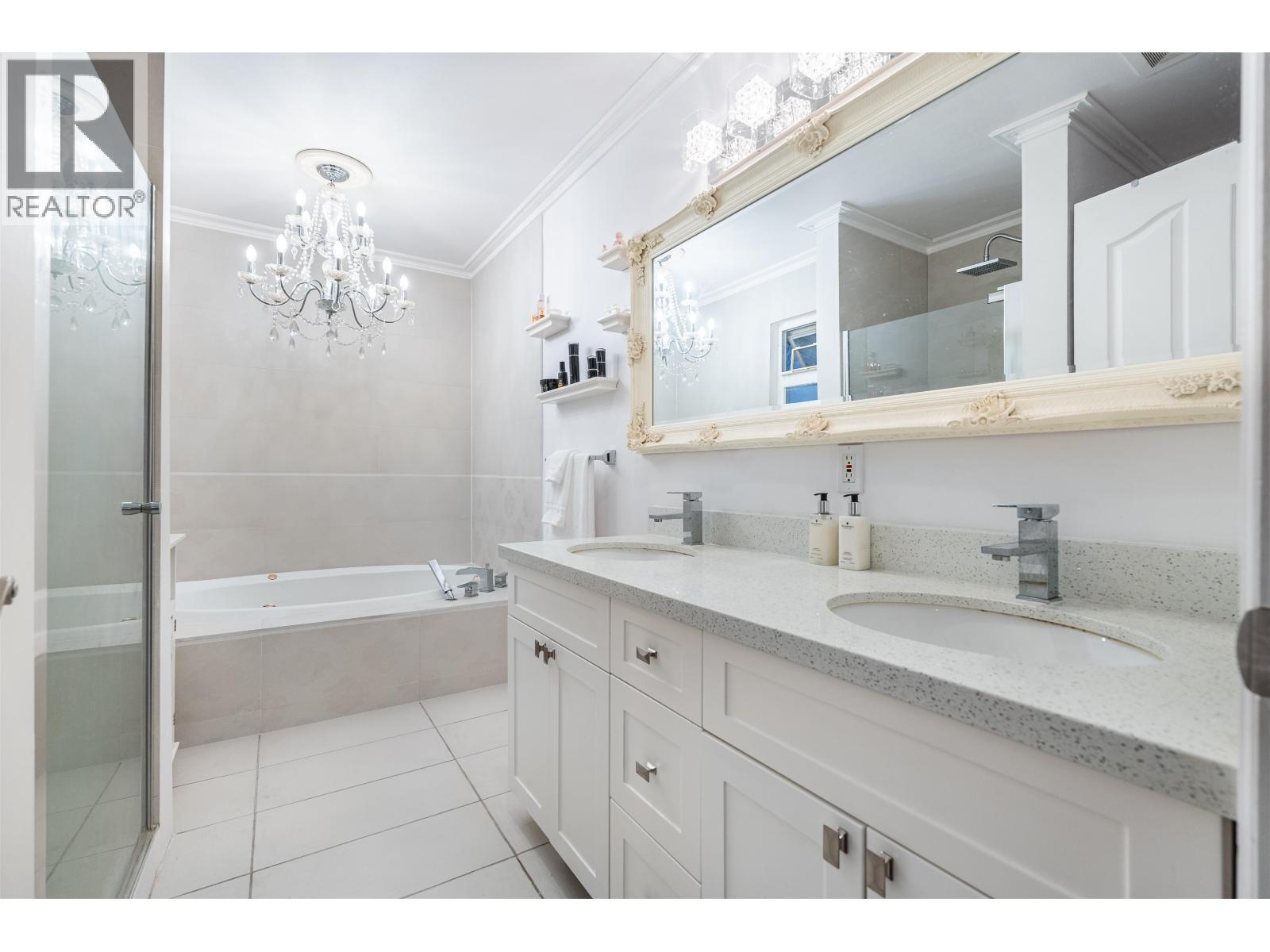 887 Riverside Drive, Port Coquitlam, BC - Indoor Photo Showing Bathroom
