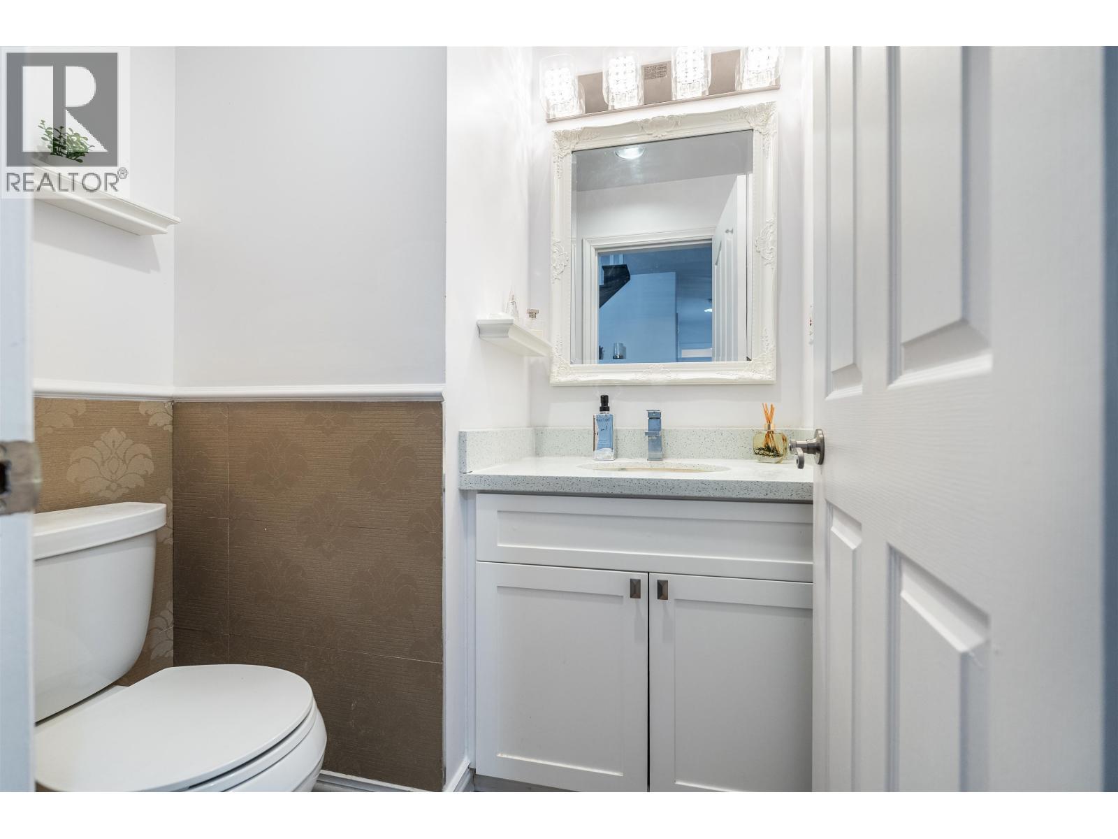 887 Riverside Drive, Port Coquitlam, BC - Indoor Photo Showing Bathroom