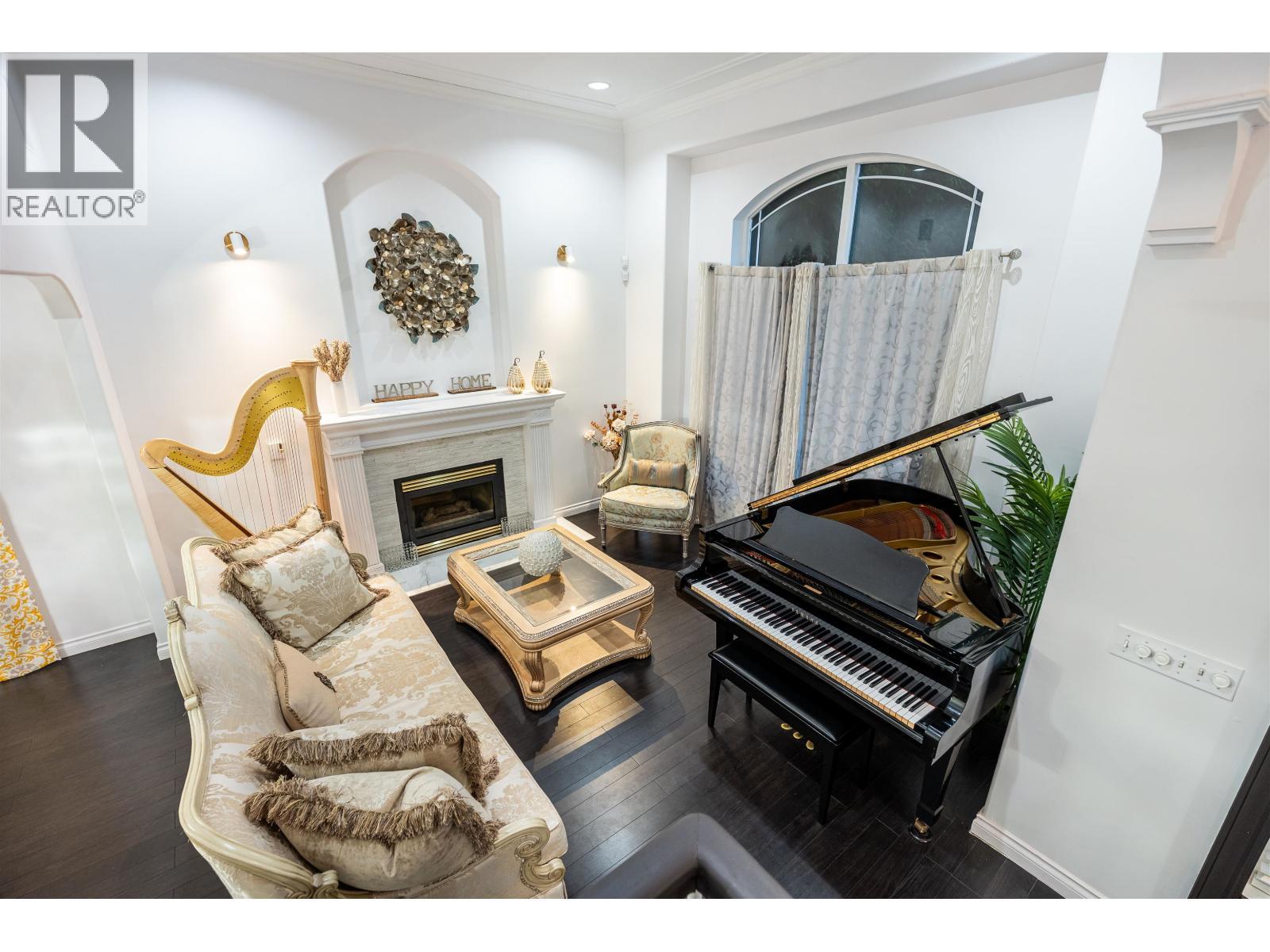 887 Riverside Drive, Port Coquitlam, BC - Indoor Photo Showing Living Room With Fireplace