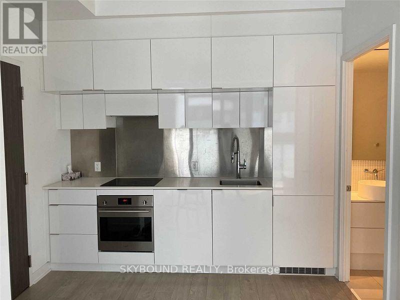602 - 185 Roehampton Avenue, Toronto, ON - Indoor Photo Showing Kitchen