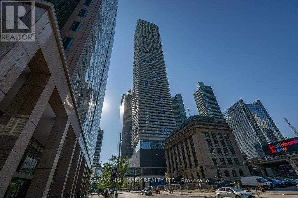 4209 - 88 Harbour Street, Toronto, ON - Outdoor With Facade