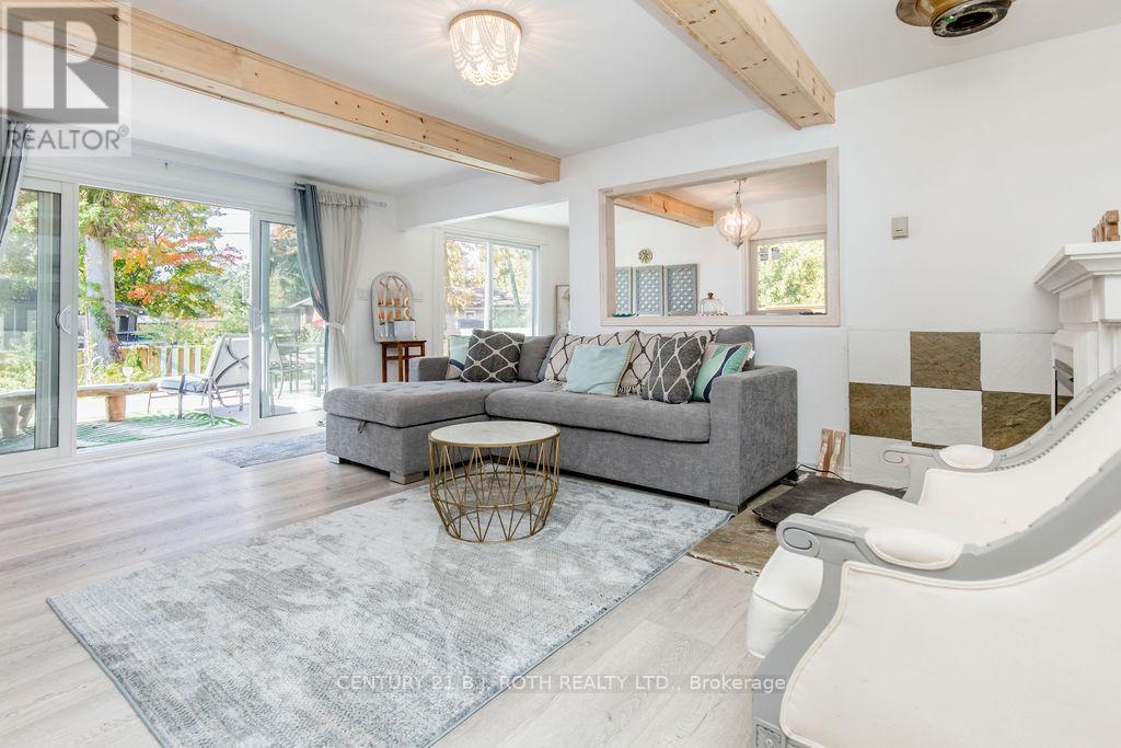 7 Oliver Drive, Tiny, ON - Indoor Photo Showing Living Room