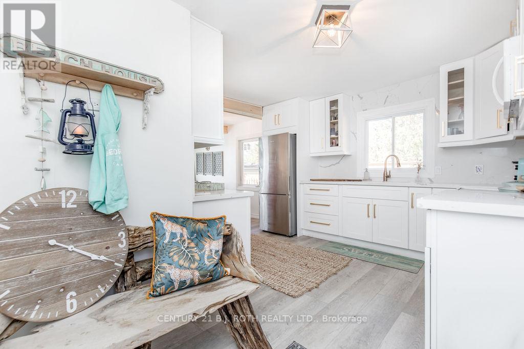 7 Oliver Drive, Tiny, ON - Indoor Photo Showing Kitchen