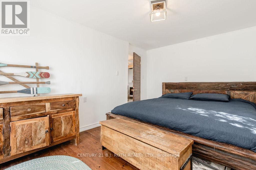 7 Oliver Drive, Tiny, ON - Indoor Photo Showing Bedroom