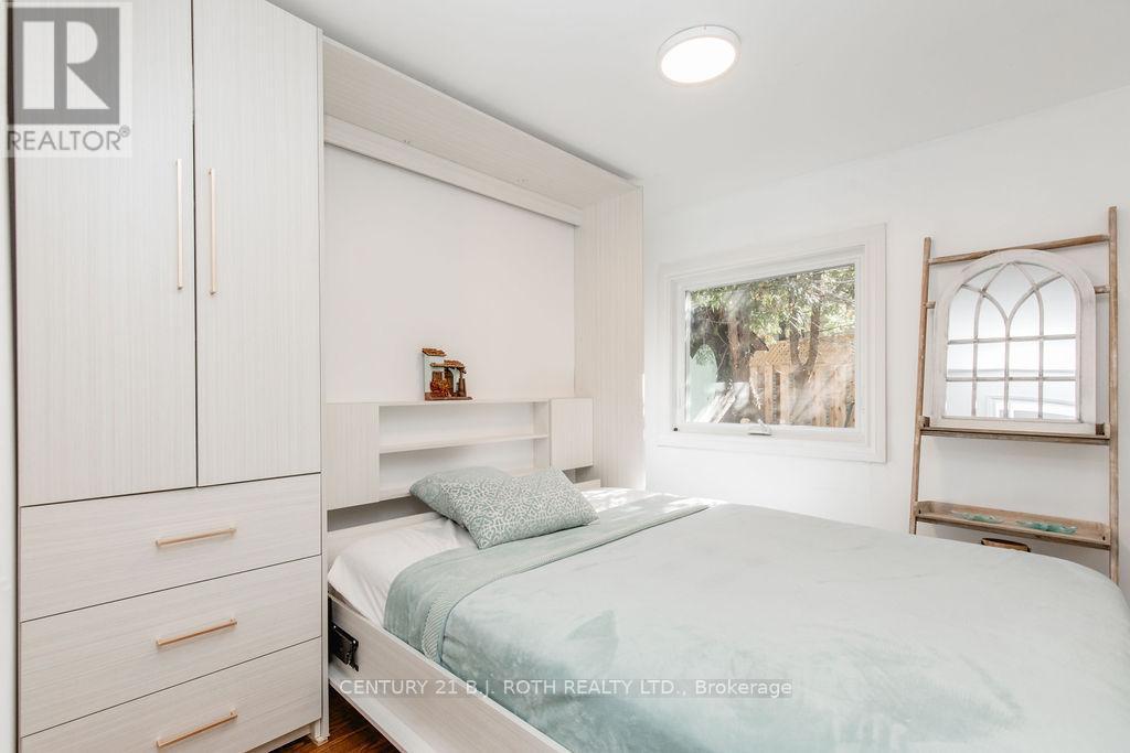 7 Oliver Drive, Tiny, ON - Indoor Photo Showing Bedroom