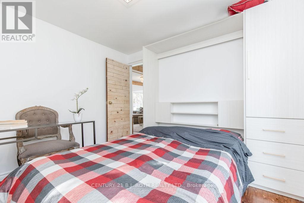 7 Oliver Drive, Tiny, ON - Indoor Photo Showing Bedroom