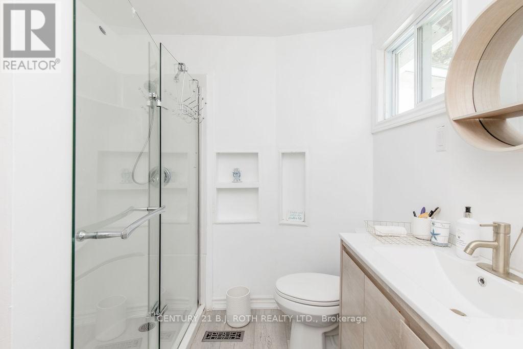 7 Oliver Drive, Tiny, ON - Indoor Photo Showing Bathroom