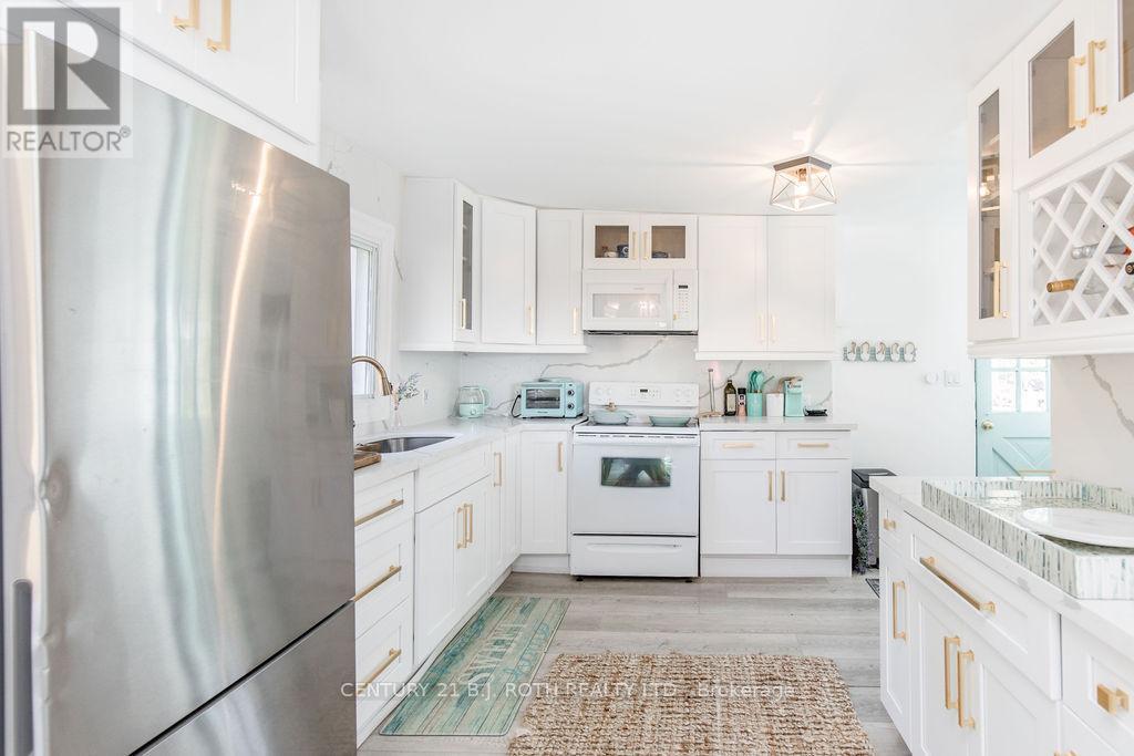 7 Oliver Drive, Tiny, ON - Indoor Photo Showing Kitchen