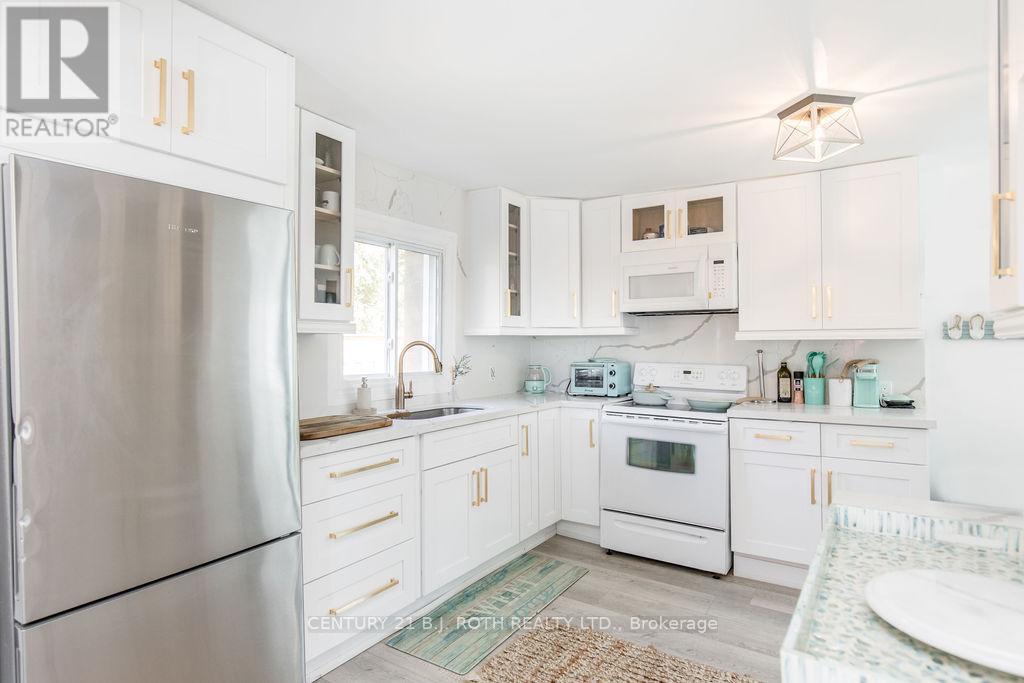7 Oliver Drive, Tiny, ON - Indoor Photo Showing Kitchen