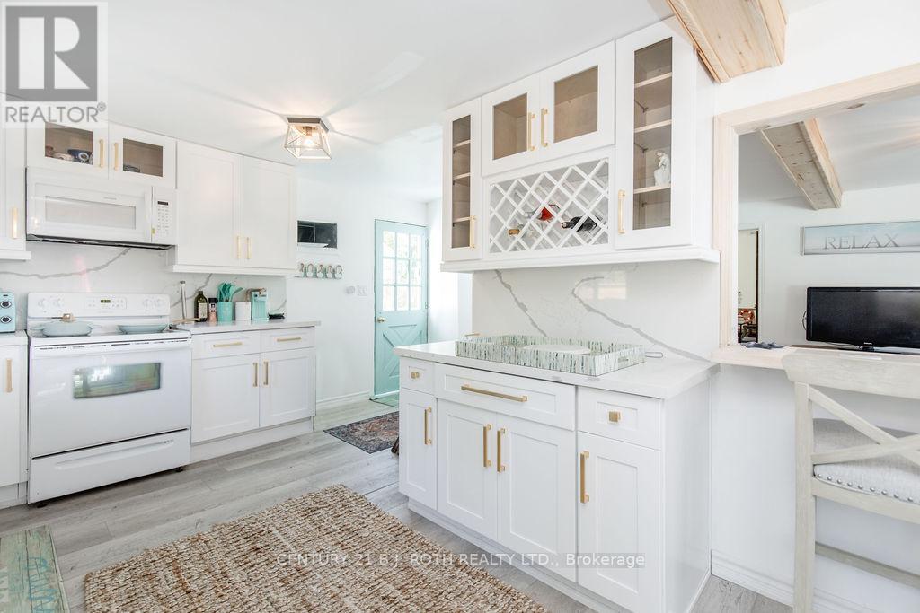 7 Oliver Drive, Tiny, ON - Indoor Photo Showing Kitchen