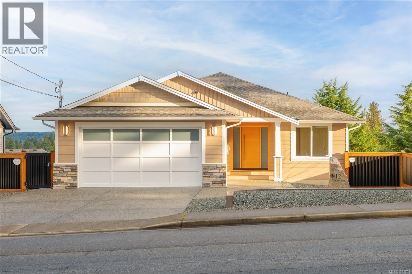 Custom garage door and front entry with hardie plank siding - 912 Howard Ave, Nanaimo, BC - Outdoor