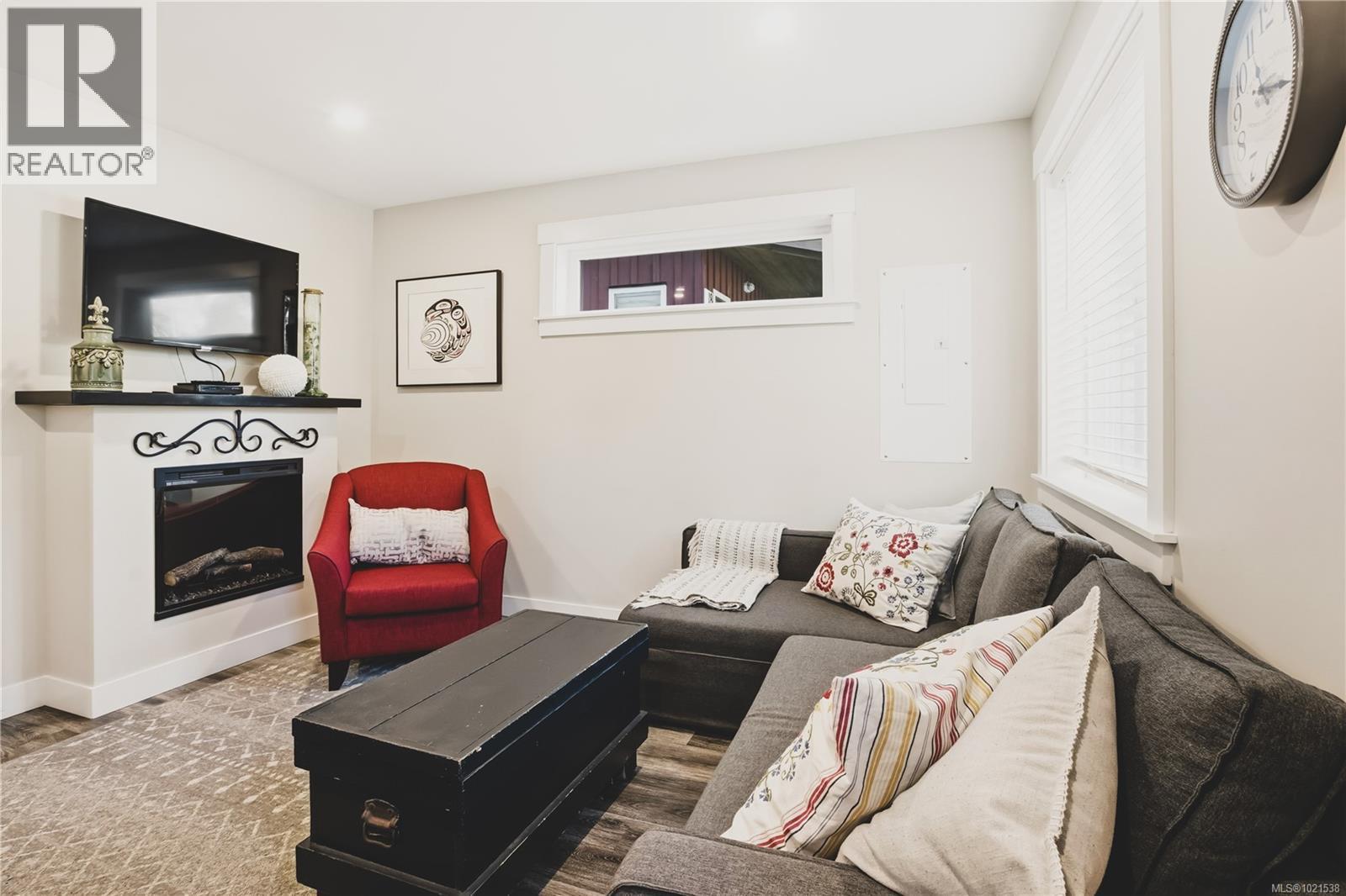 1078 Tyee Terr, Ucluelet, BC - Indoor With Fireplace