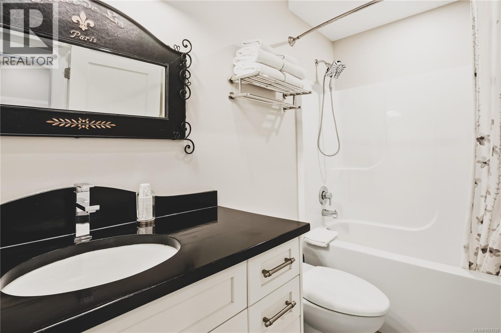1078 Tyee Terr, Ucluelet, BC - Indoor Photo Showing Bathroom
