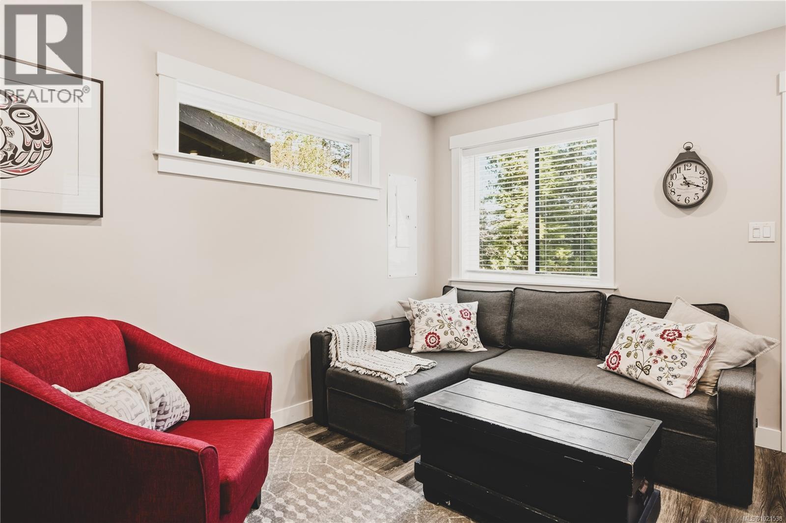1078 Tyee Terr, Ucluelet, BC - Indoor Photo Showing Living Room