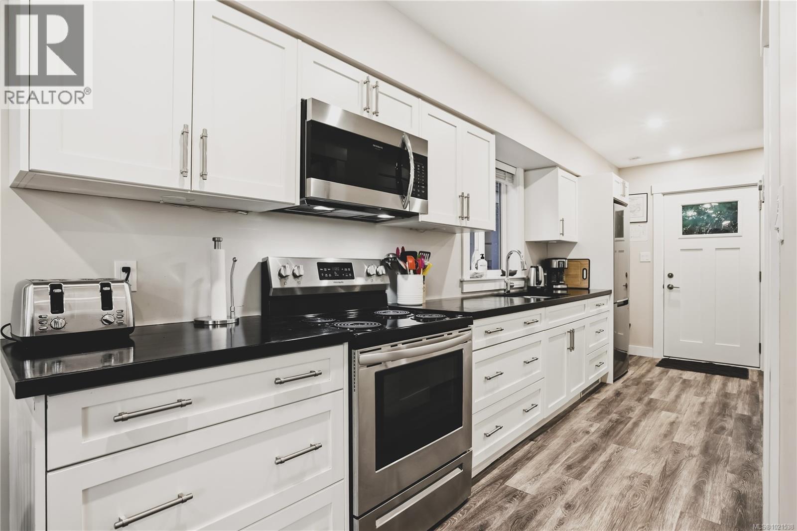 1078 Tyee Terr, Ucluelet, BC - Indoor Photo Showing Kitchen