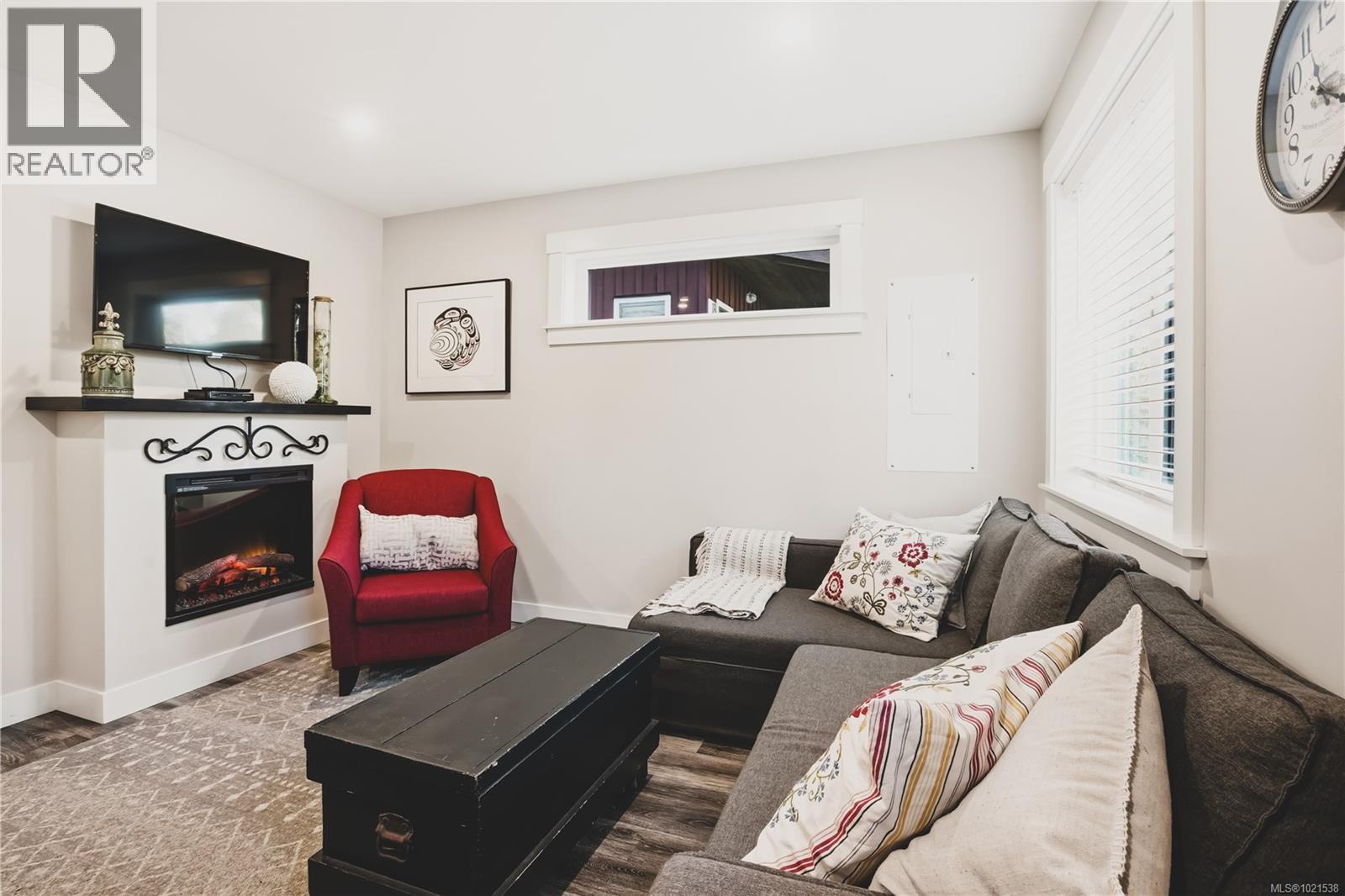 1078 Tyee Terr, Ucluelet, BC - Indoor Photo Showing Living Room With Fireplace