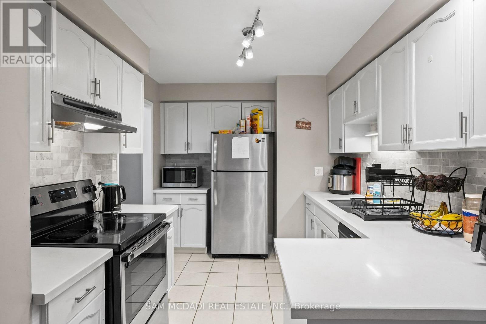 1073 Gabriel Place, Burlington, ON - Indoor Photo Showing Kitchen With Stainless Steel Kitchen