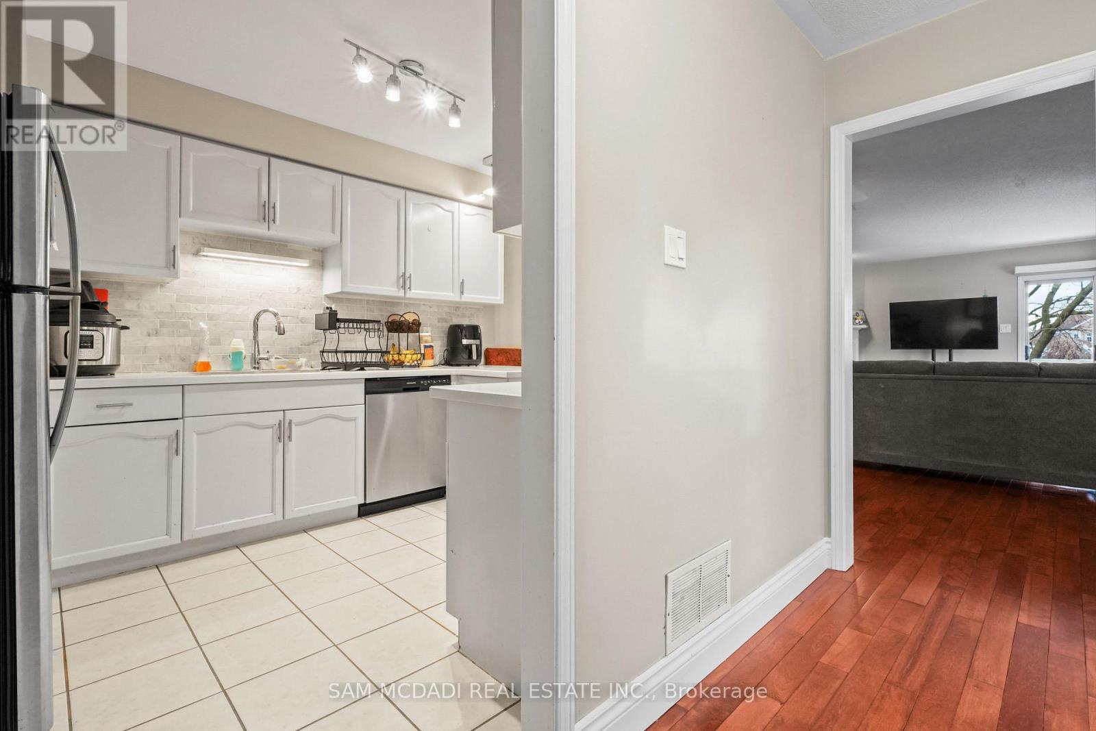 1073 Gabriel Place, Burlington, ON - Indoor Photo Showing Kitchen