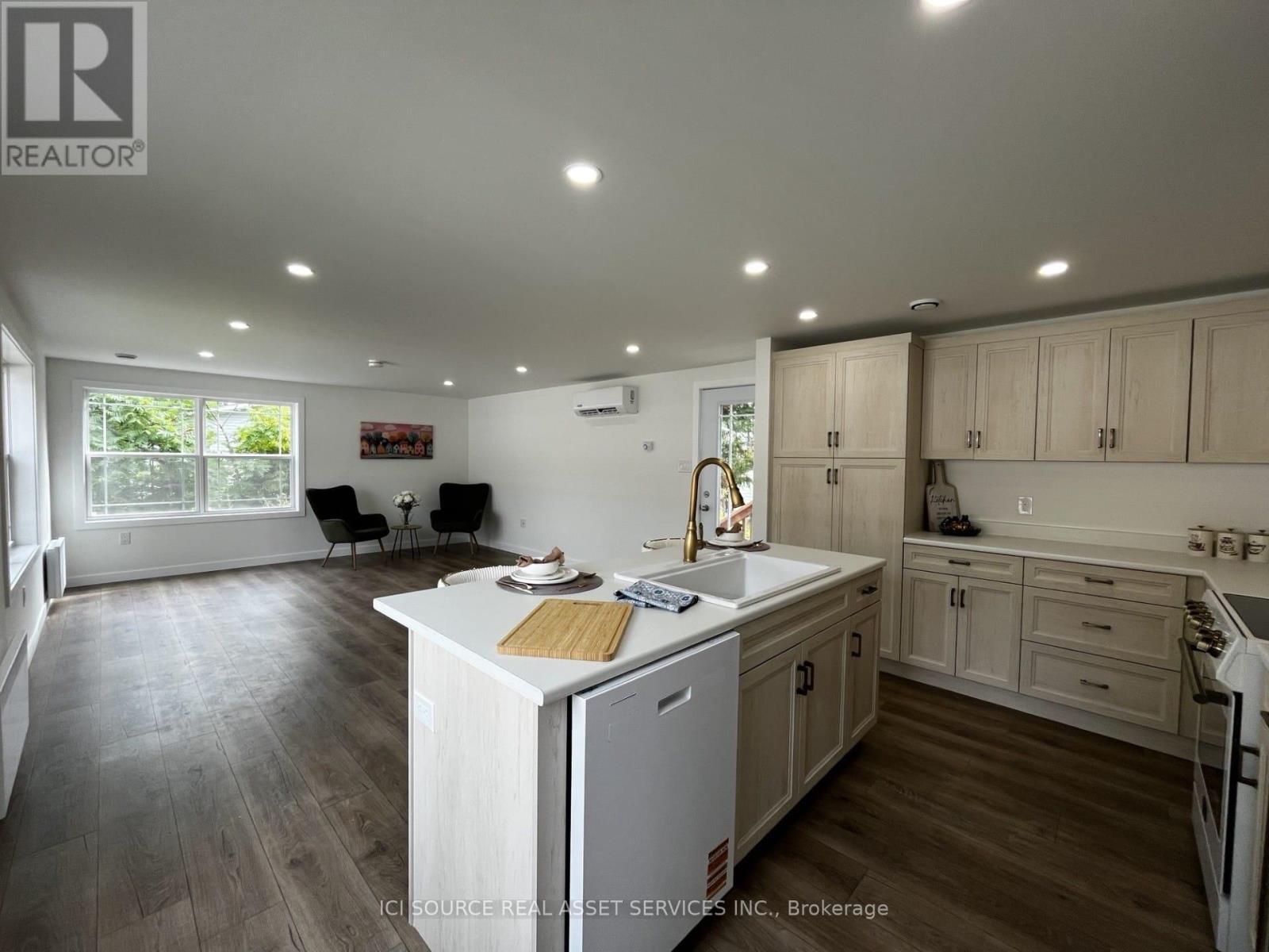 305 - 8250 County Rd 17, Clarence-Rockland, ON - Indoor Photo Showing Kitchen