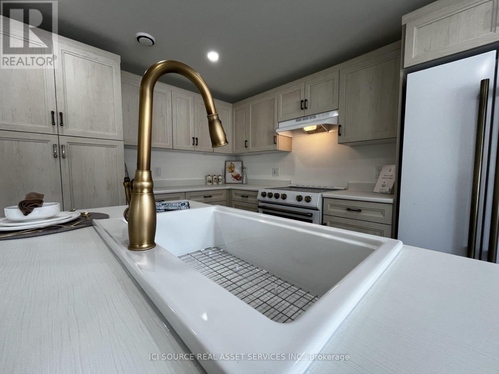 305 - 8250 County Rd 17, Clarence-Rockland, ON - Indoor Photo Showing Kitchen