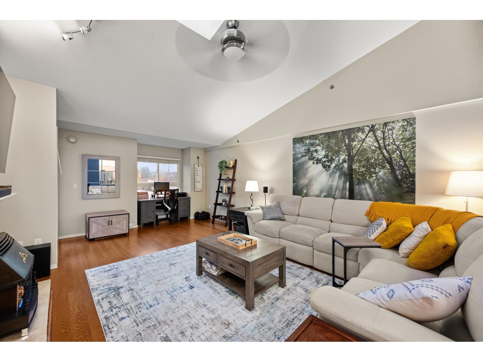 402 19721 64 Avenue, Langley, BC - Indoor Photo Showing Living Room