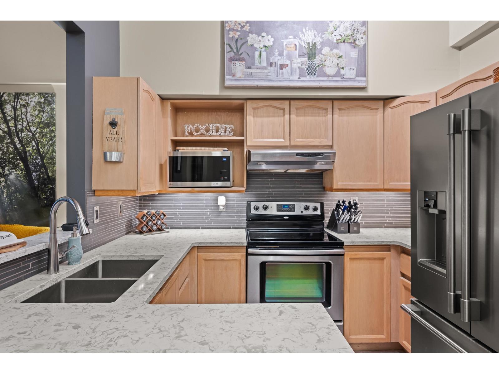 402 19721 64 Avenue, Langley, BC - Indoor Photo Showing Kitchen With Double Sink With Upgraded Kitchen