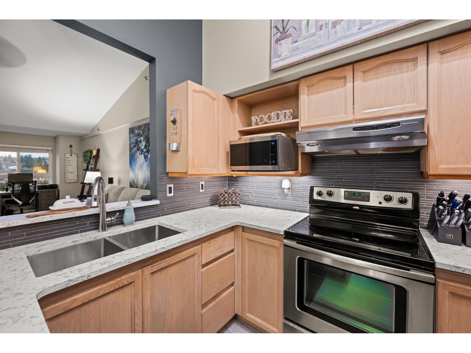 402 19721 64 Avenue, Langley, BC - Indoor Photo Showing Kitchen With Double Sink With Upgraded Kitchen