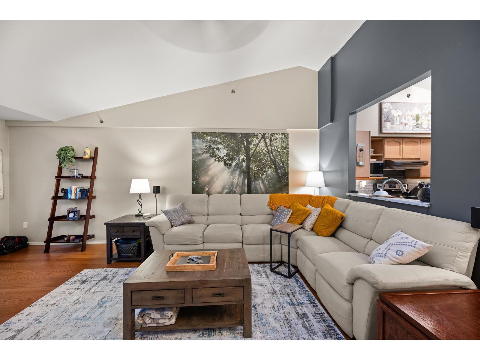 402 19721 64 Avenue, Langley, BC - Indoor Photo Showing Living Room