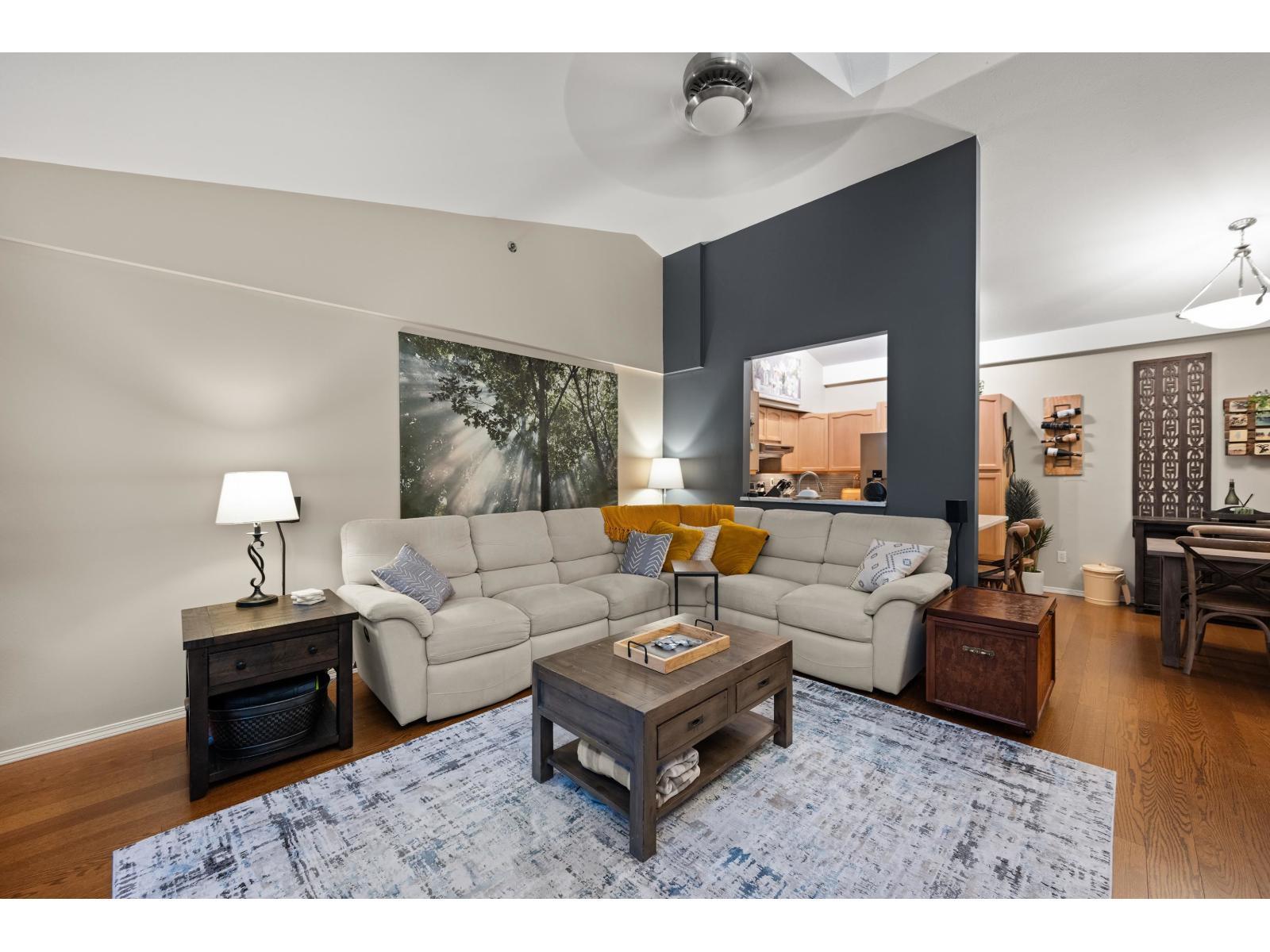 402 19721 64 Avenue, Langley, BC - Indoor Photo Showing Living Room