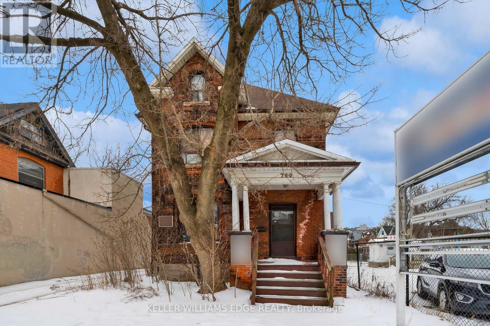 760 King Street E, Hamilton, ON - Outdoor