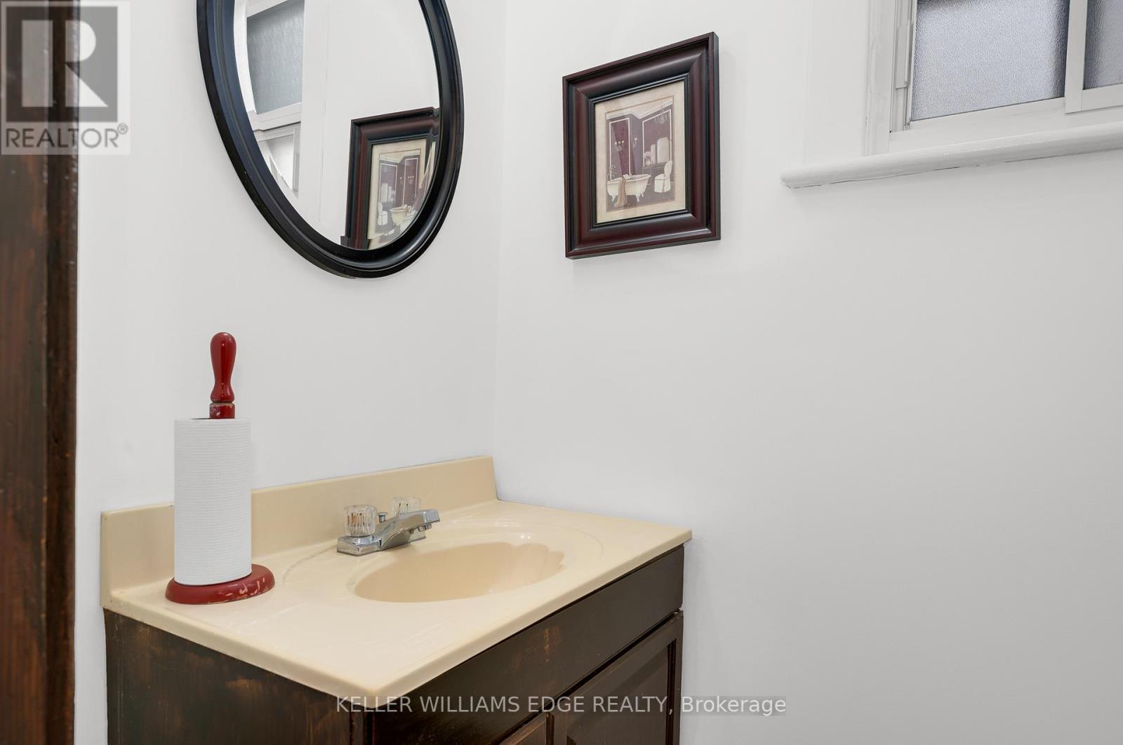 760 King Street E, Hamilton, ON - Indoor Photo Showing Bathroom