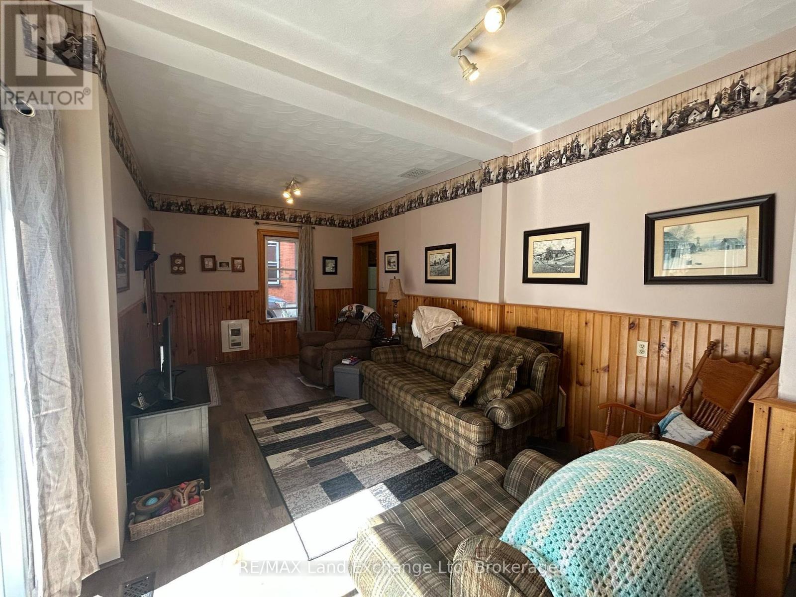327 Frances Street, North Huron (Wingham), ON - Indoor Photo Showing Living Room