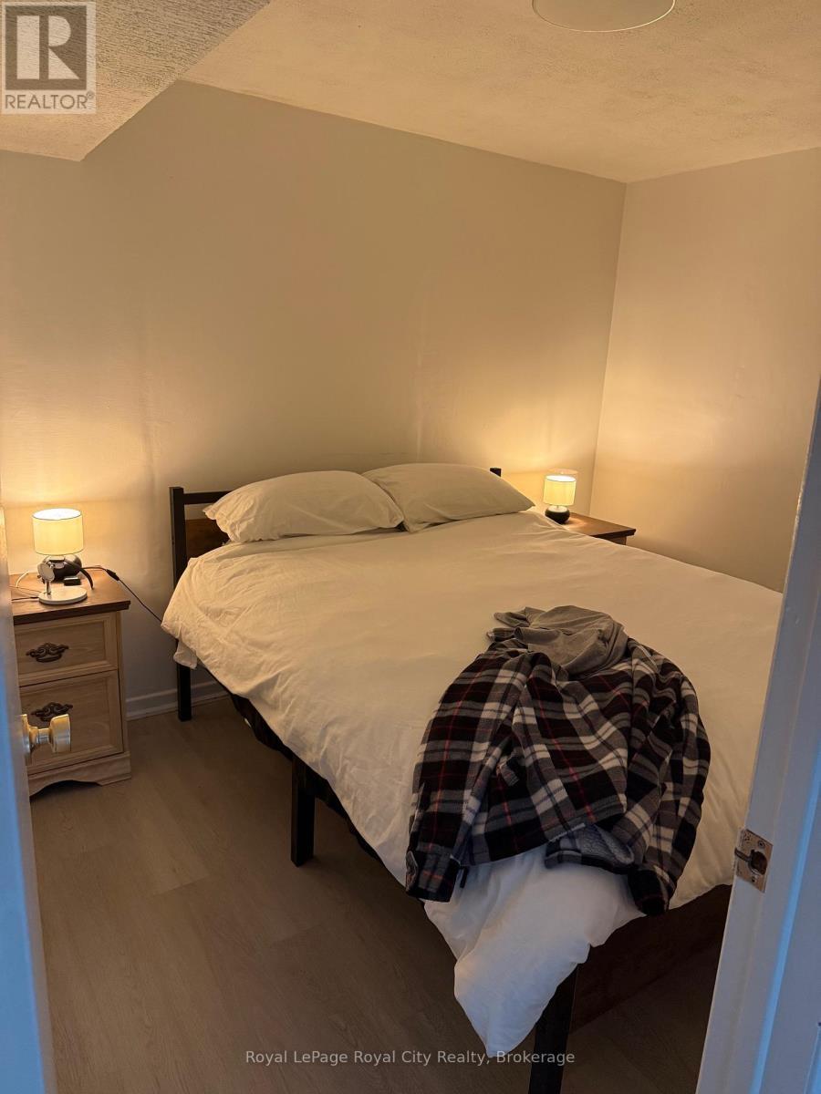 B - 30 Glenbrook Drive, Guelph (Victoria North), ON - Indoor Photo Showing Bedroom