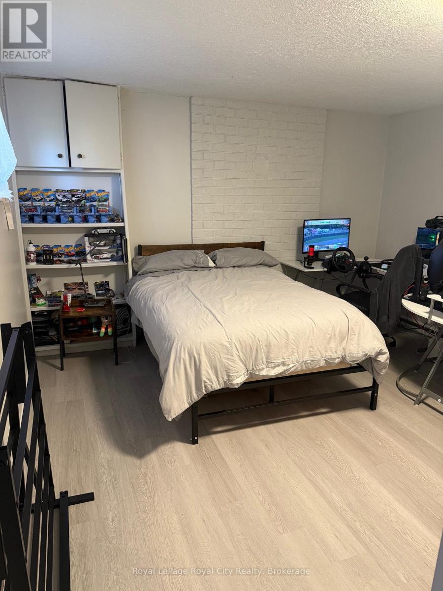 B - 30 Glenbrook Drive, Guelph (Victoria North), ON - Indoor Photo Showing Bedroom