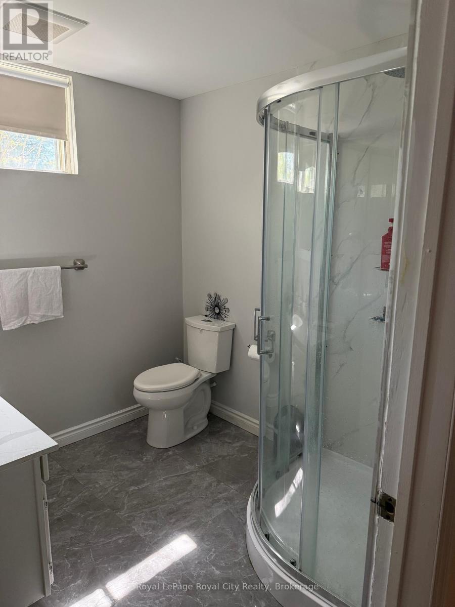 B - 30 Glenbrook Drive, Guelph (Victoria North), ON - Indoor Photo Showing Bathroom